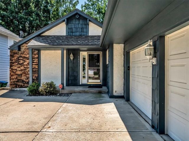 801 NE FAIRWAY HOMES Court, Lee's Summit, MO 64064