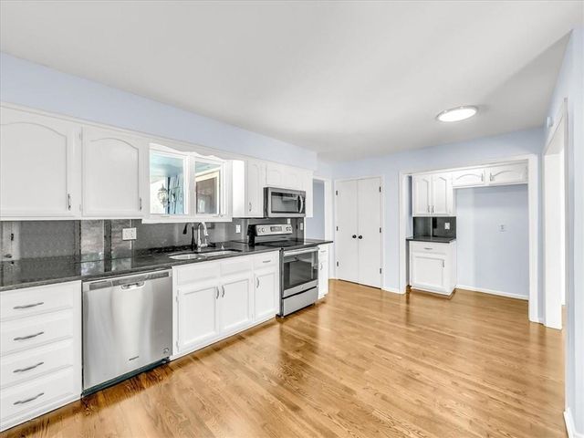 801 NE FAIRWAY HOMES Court, Lee's Summit, MO 64064