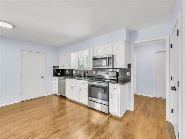 801 NE FAIRWAY HOMES Court, Lee's Summit, MO 64064