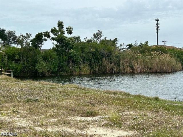 225 NE 10th PL, Cape Coral, FL 33909