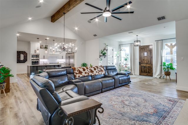 112 Wooded Acres Drive, Mineral Wells, TX 76067