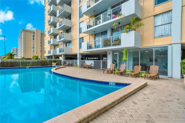 2020 NE 135th St 805, North Miami, FL 33181