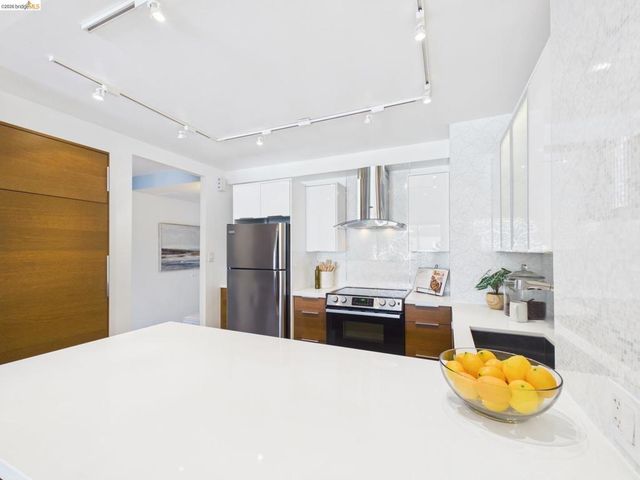 320 Lee St 303, Oakland, CA 94610
