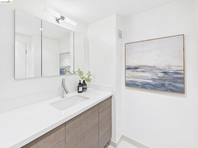 320 Lee St 303, Oakland, CA 94610