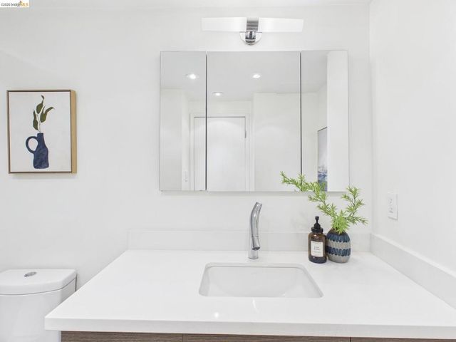 320 Lee St 303, Oakland, CA 94610