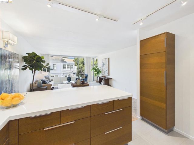 320 Lee St 303, Oakland, CA 94610