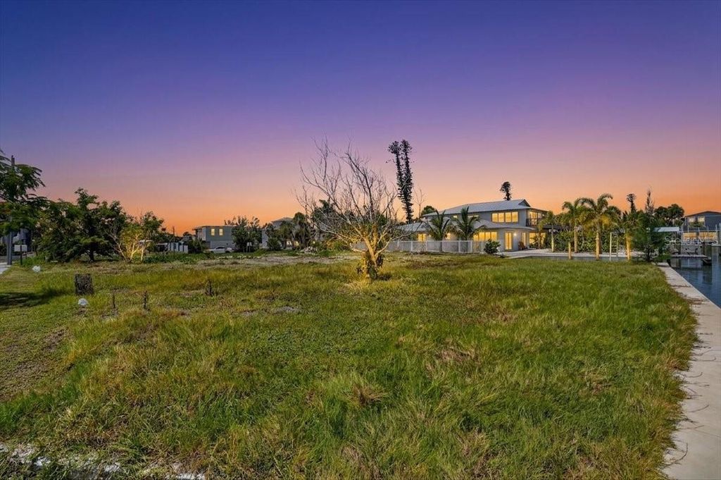 Image 8 of property listing at 180 MOCKINGBIRD LANE, Englewood, FL 34223