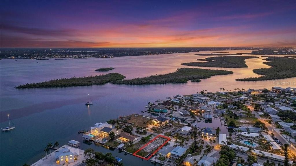 Image 9 of property listing at 180 MOCKINGBIRD LANE, Englewood, FL 34223