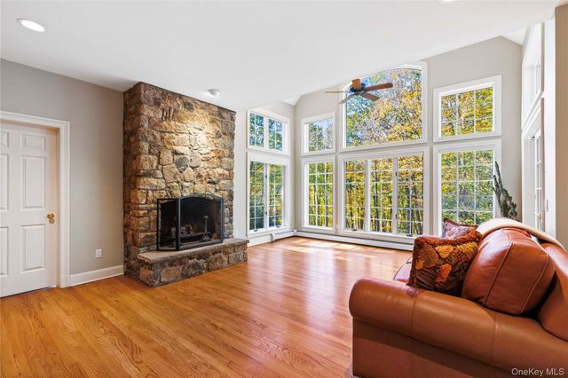 4 Hidden Valley Way, Bedford, NY 10506