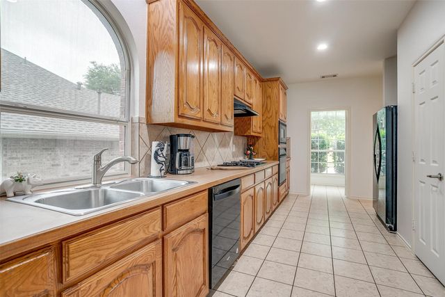 1415 Lowes Farm Parkway, Mansfield, TX 76063