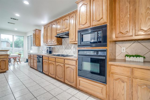 1415 Lowes Farm Parkway, Mansfield, TX 76063