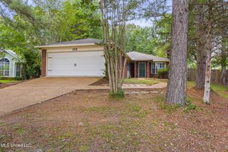 103 Burnt Leaf Way, Clinton, MS 39056