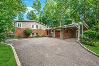 10 Highwood Road, East Norwich, NY 11732