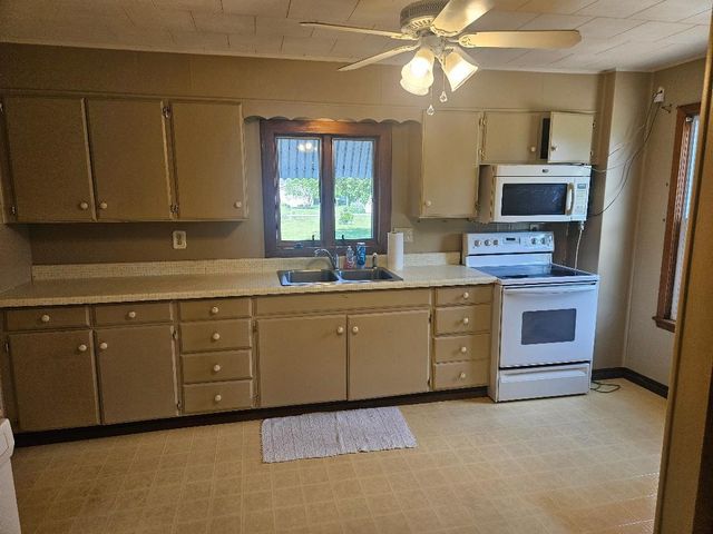 704 8th Avenue, Belle Plaine, IA 52208