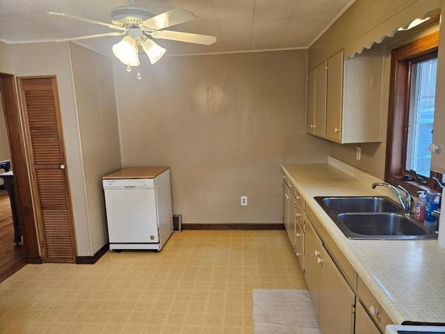 704 8th Avenue, Belle Plaine, IA 52208