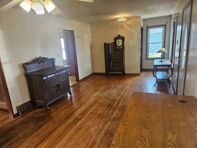 704 8th Avenue, Belle Plaine, IA 52208