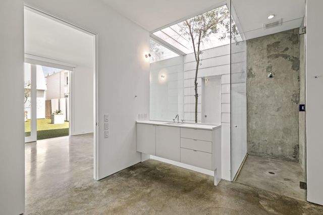 233 W 25th, Houston, TX 77008