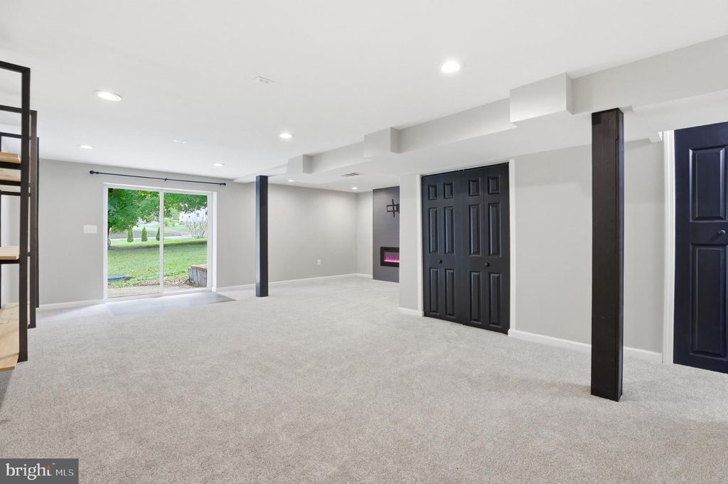 Image 18 of property listing at 941 PAT LN, Huntingtown, MD 20639