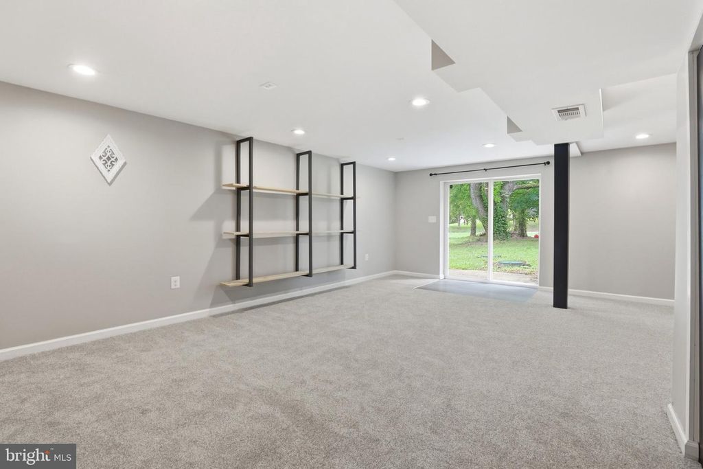 Image 19 of property listing at 941 PAT LN, Huntingtown, MD 20639