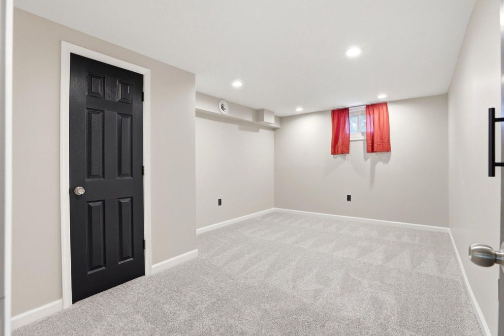 Image 24 of property listing at 941 PAT LN, Huntingtown, MD 20639