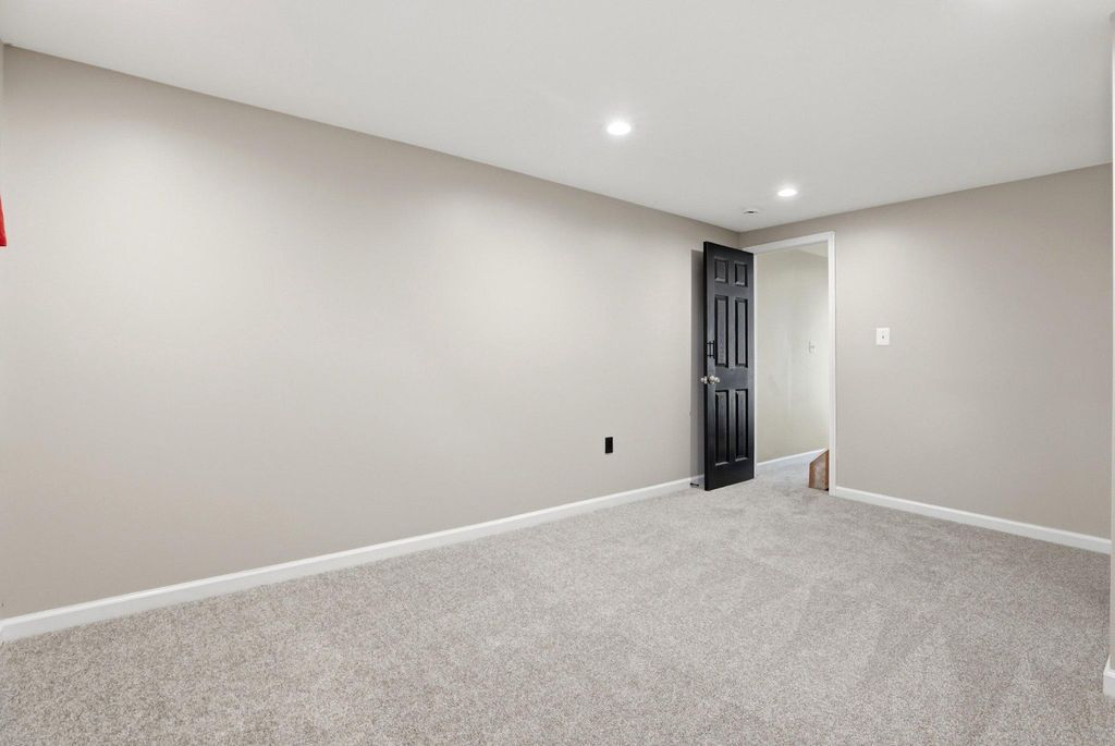 Image 25 of property listing at 941 PAT LN, Huntingtown, MD 20639