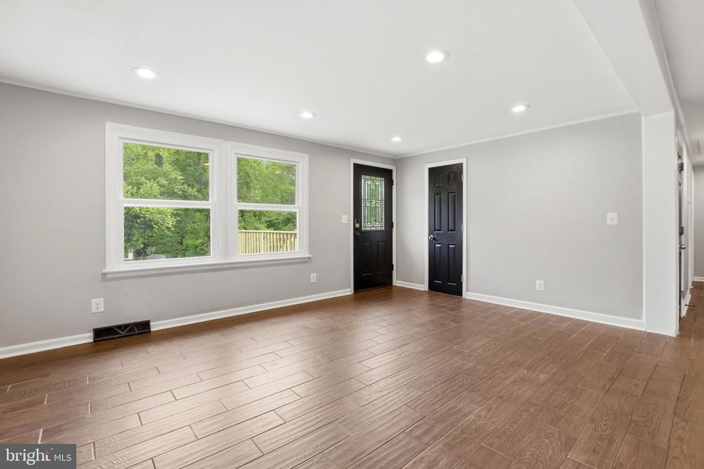 Image 5 of property listing at 941 PAT LN, Huntingtown, MD 20639
