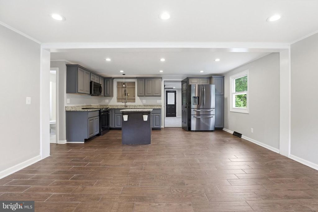 Image 6 of property listing at 941 PAT LN, Huntingtown, MD 20639