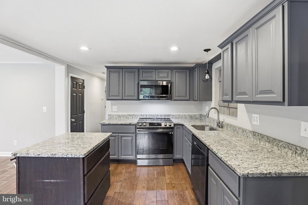 Image 7 of property listing at 941 PAT LN, Huntingtown, MD 20639