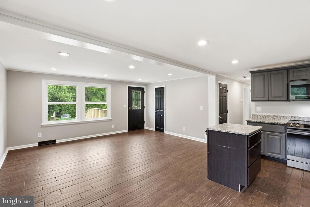 Image 8 of property listing at 941 PAT LN, Huntingtown, MD 20639