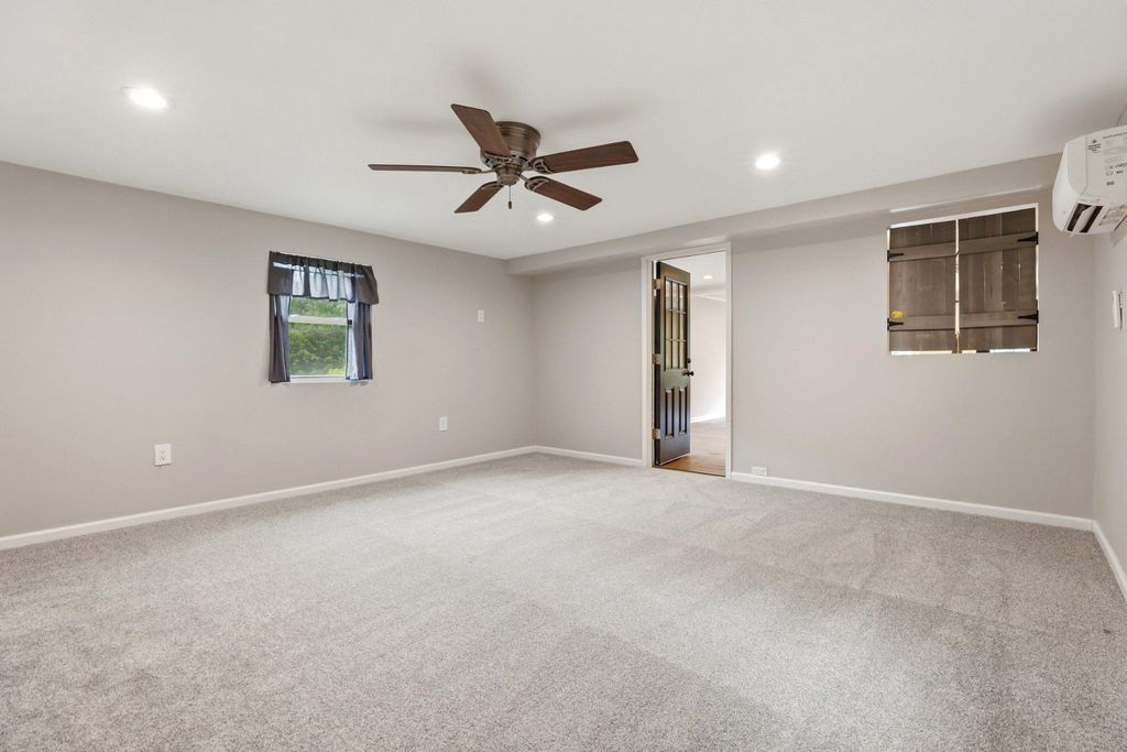 Image 10 of property listing at 941 PAT LN, Huntingtown, MD 20639