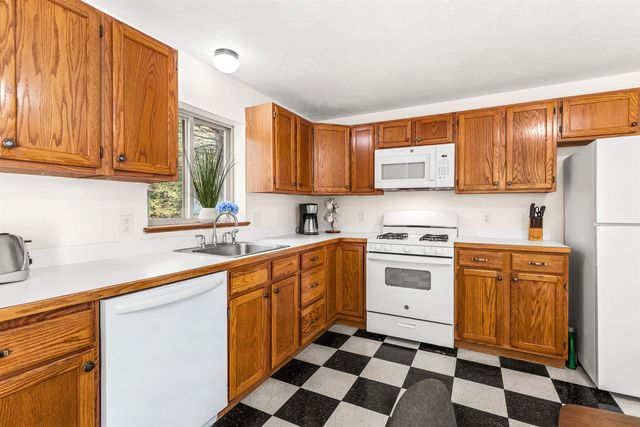 5 S Landing Road, Sandown, NH 03873