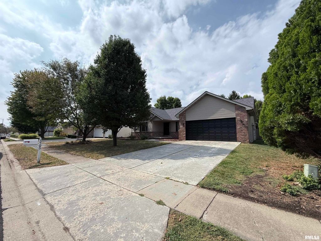 3705 Windshire Drive, Springfield, IL 62704