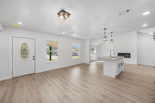 905 Elm Avenue, Pasadena, TX 77506