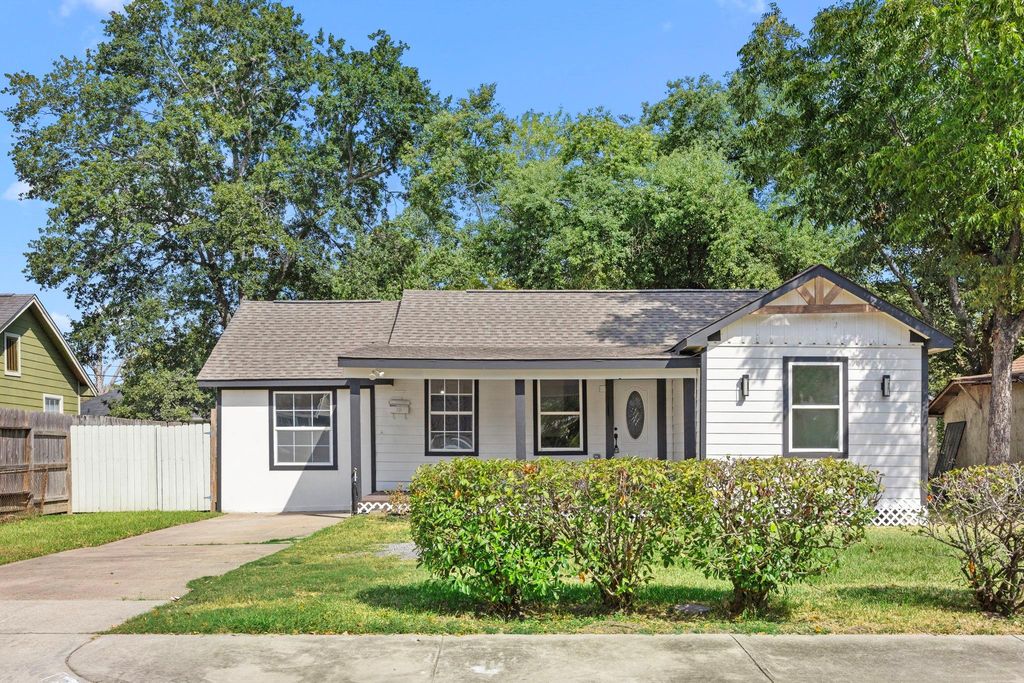 905 Elm Avenue, Pasadena, TX 77506