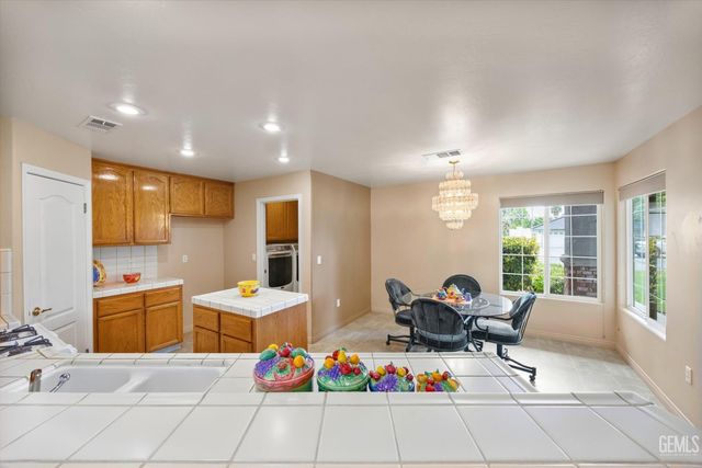 232 Camwood Avenue, Bakersfield, CA 93308