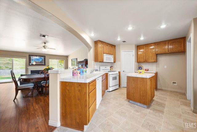 232 Camwood Avenue, Bakersfield, CA 93308