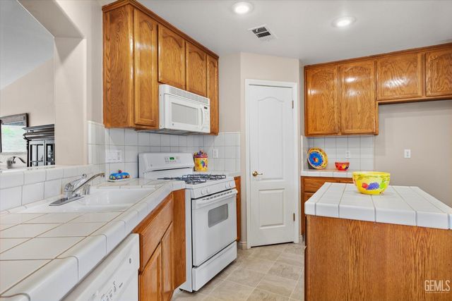 232 Camwood Avenue, Bakersfield, CA 93308