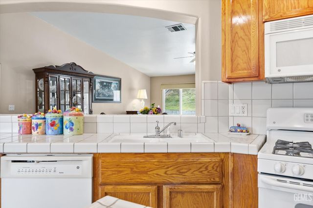 232 Camwood Avenue, Bakersfield, CA 93308
