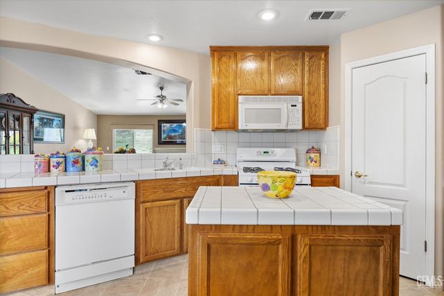 232 Camwood Avenue, Bakersfield, CA 93308