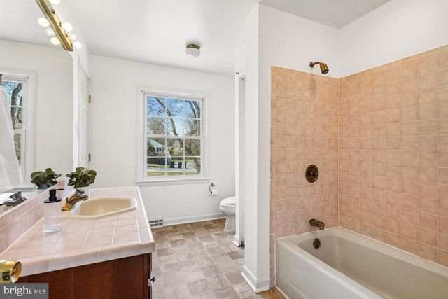 4 WALNUT HILL RD, La Plata, MD 20646