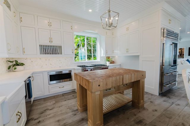 113 N Beach Road, Jupiter Island, FL 33455