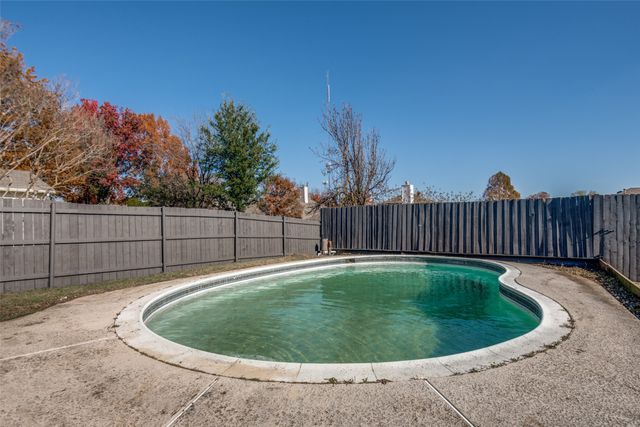 6006 Lakecrest Drive, Garland, TX 75043