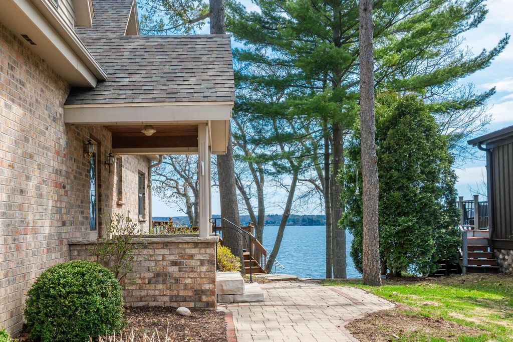 W347N5904 Lake DRIVE, Oconomowoc, WI 53066