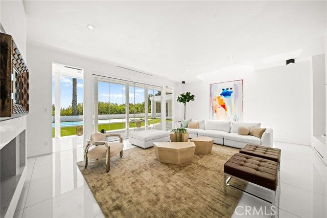 1046 N Hillcrest Road, Beverly Hills, CA 90210