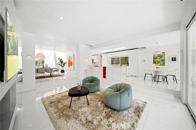 1046 N Hillcrest Road, Beverly Hills, CA 90210