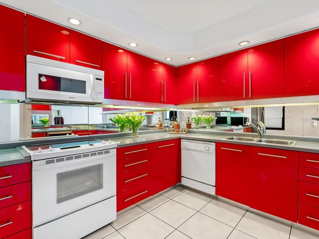 1255 N GULFSTREAM AVENUE 205, Sarasota, FL 34236