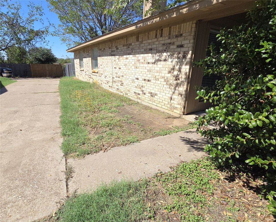 2400 Monte Carlo Drive A, Arlington, TX 76015 — photo 2