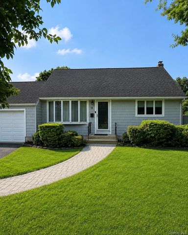 18 Lotus Road, Bayport, NY 11705