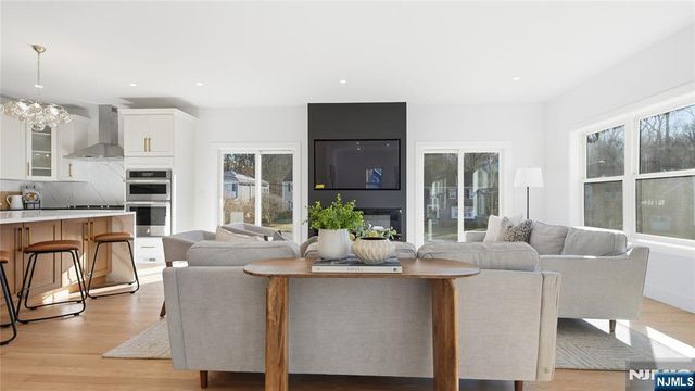 4 Hilltop, Essex Fells, NJ 07021