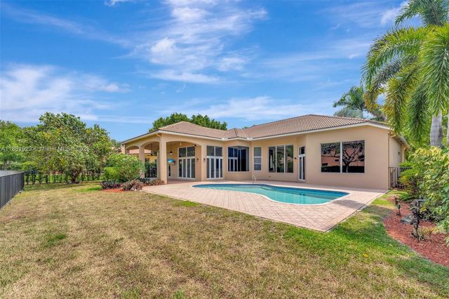 3203 W Stonebrook Cir, Davie, FL 33330